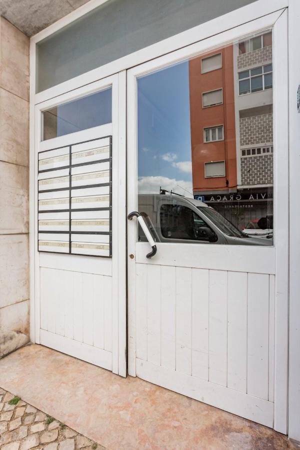 Stroll To Coffee Shops Near A Renovated Hillside Apartment In Graca Lisboa Eksteriør billede