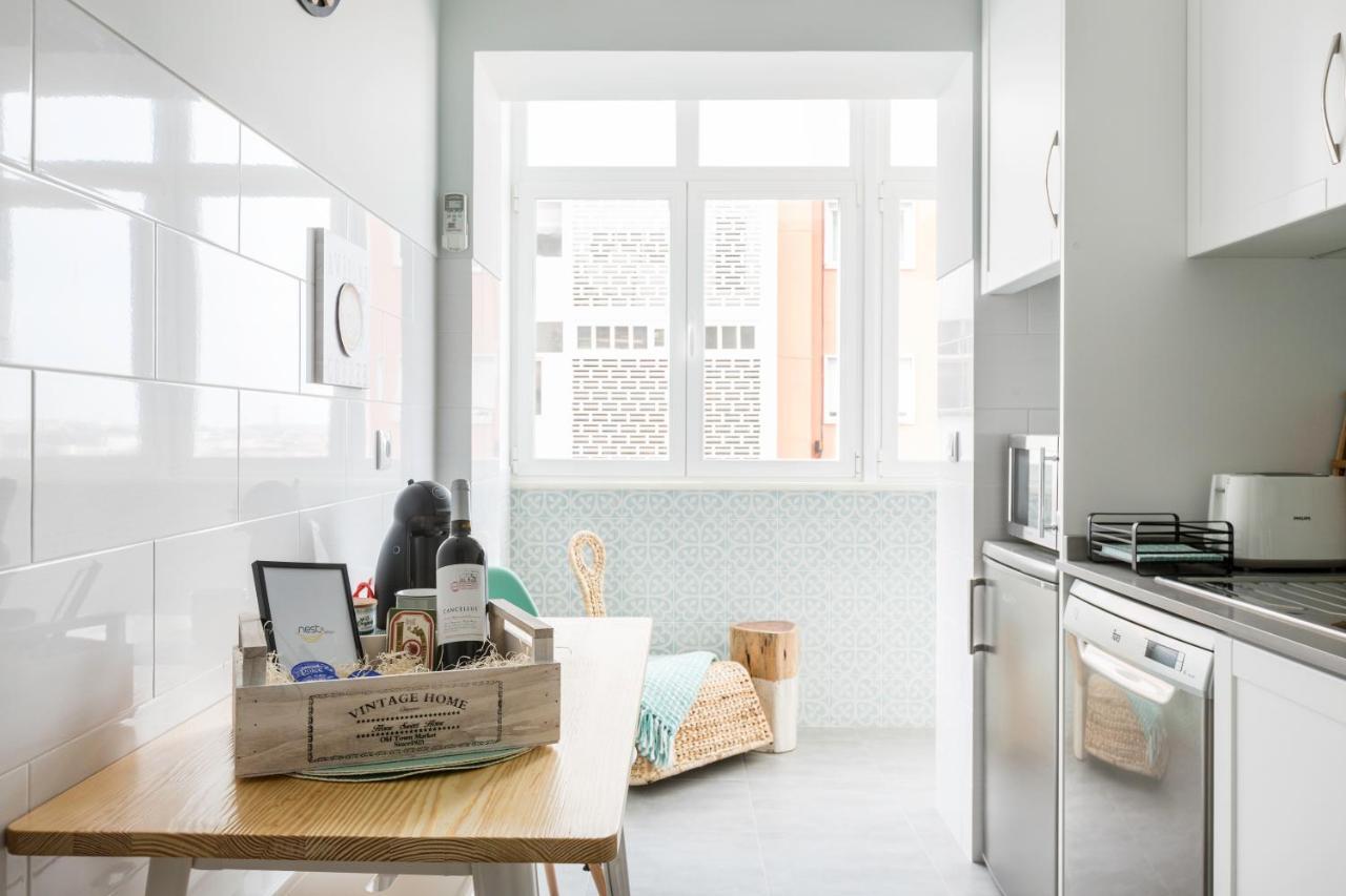 Stroll To Coffee Shops Near A Renovated Hillside Apartment In Graca Lisboa Eksteriør billede