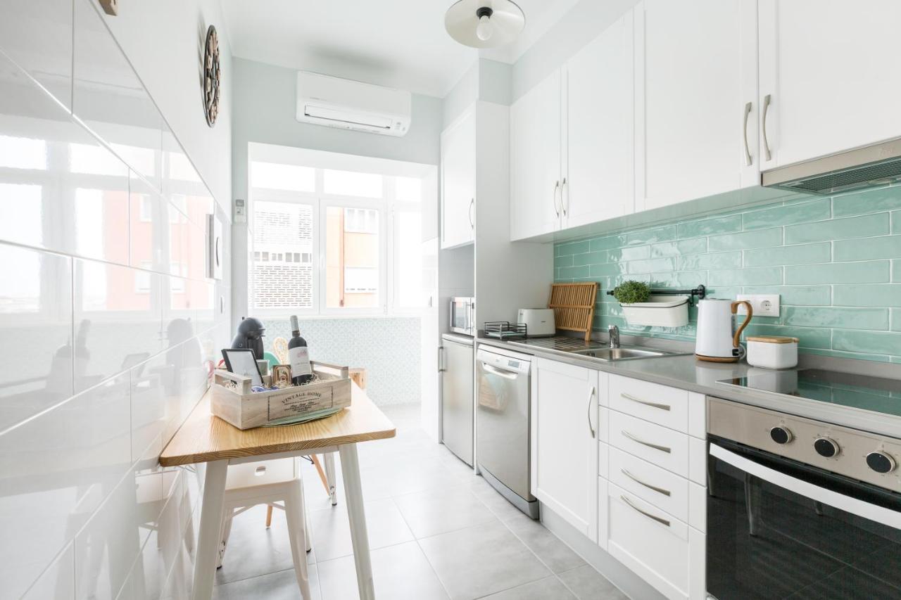 Stroll To Coffee Shops Near A Renovated Hillside Apartment In Graca Lisboa Eksteriør billede