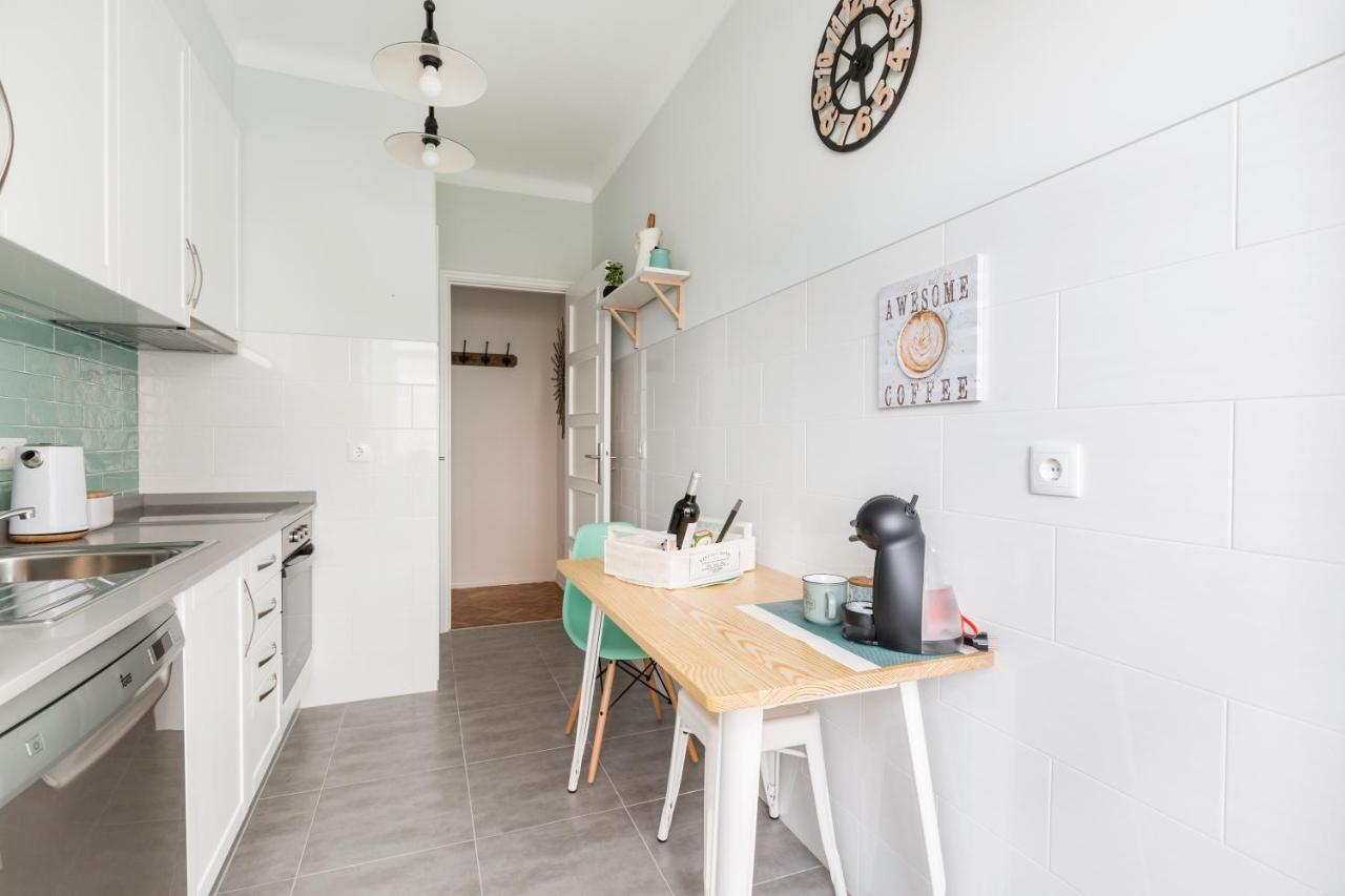 Stroll To Coffee Shops Near A Renovated Hillside Apartment In Graca Lisboa Eksteriør billede