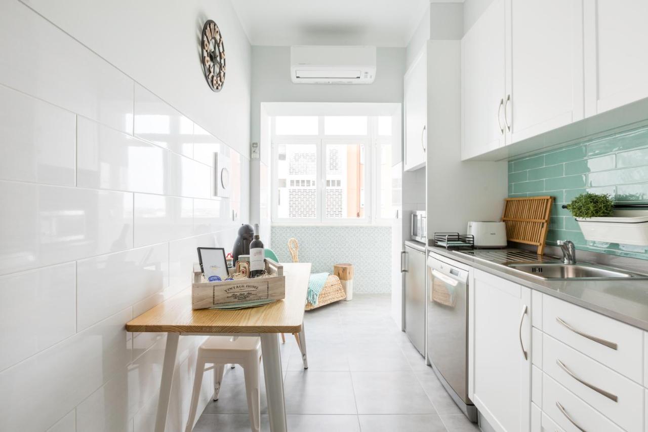 Stroll To Coffee Shops Near A Renovated Hillside Apartment In Graca Lisboa Eksteriør billede