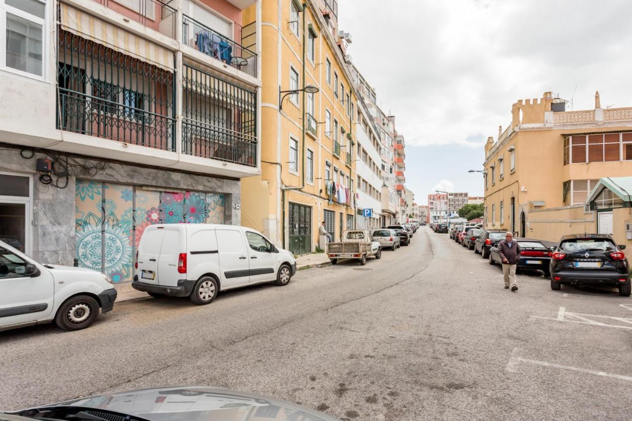 Stroll To Coffee Shops Near A Renovated Hillside Apartment In Graca Lisboa Eksteriør billede