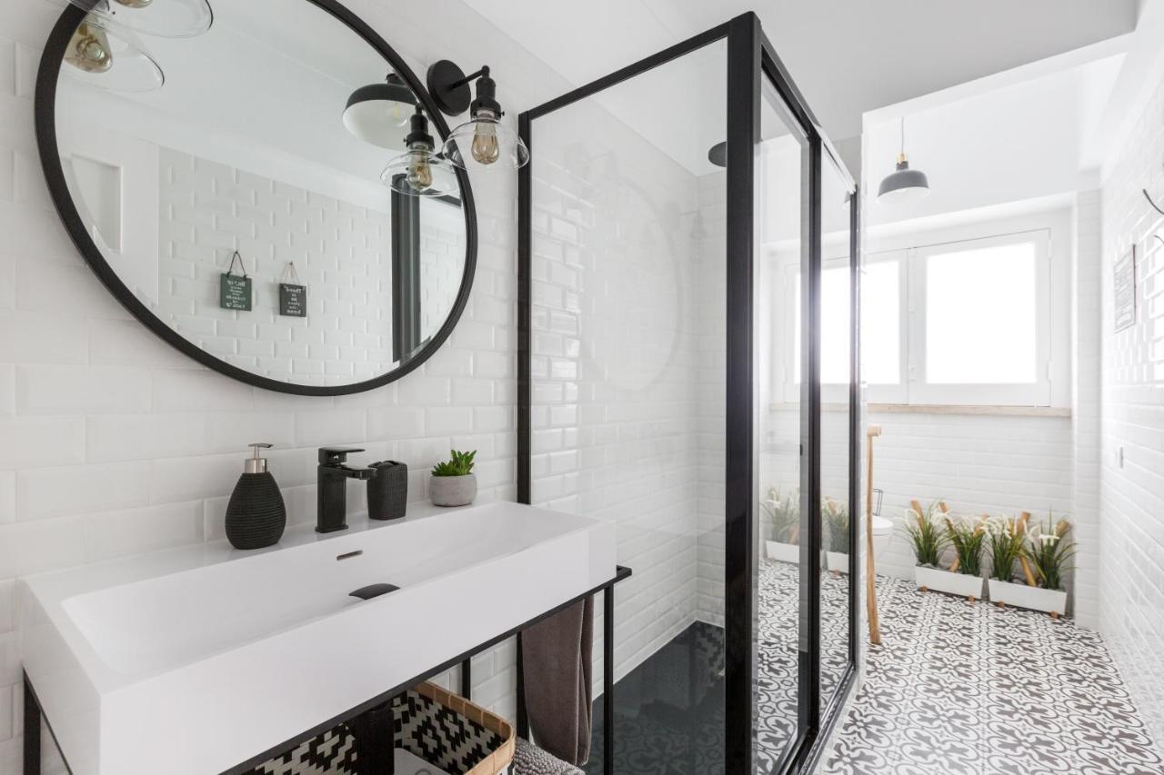 Stroll To Coffee Shops Near A Renovated Hillside Apartment In Graca Lisboa Eksteriør billede