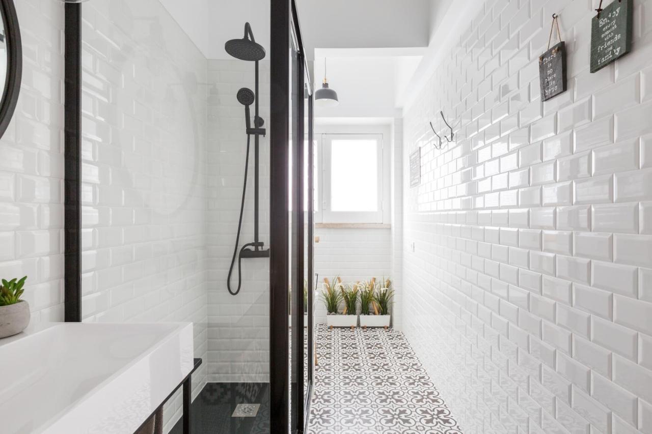 Stroll To Coffee Shops Near A Renovated Hillside Apartment In Graca Lisboa Eksteriør billede