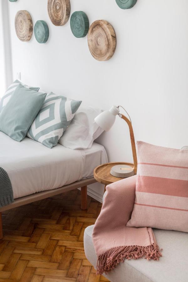 Stroll To Coffee Shops Near A Renovated Hillside Apartment In Graca Lisboa Eksteriør billede