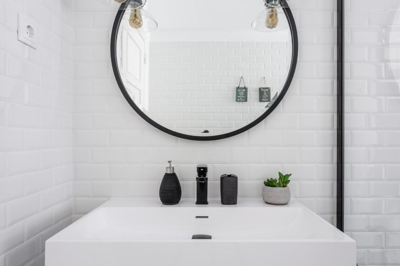 Stroll To Coffee Shops Near A Renovated Hillside Apartment In Graca Lisboa Eksteriør billede